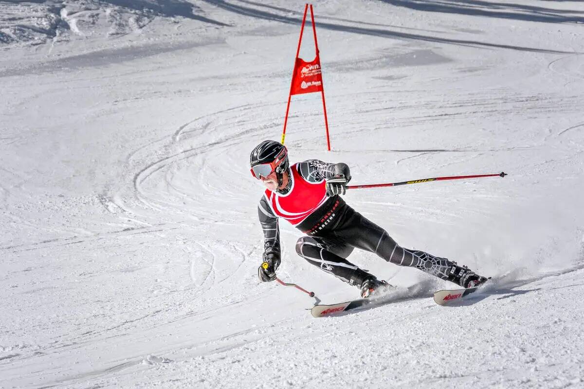Un esquiador mayor se dirige hacia la siguiente puerta durante un descenso en Mount Rose Ski Ta ...