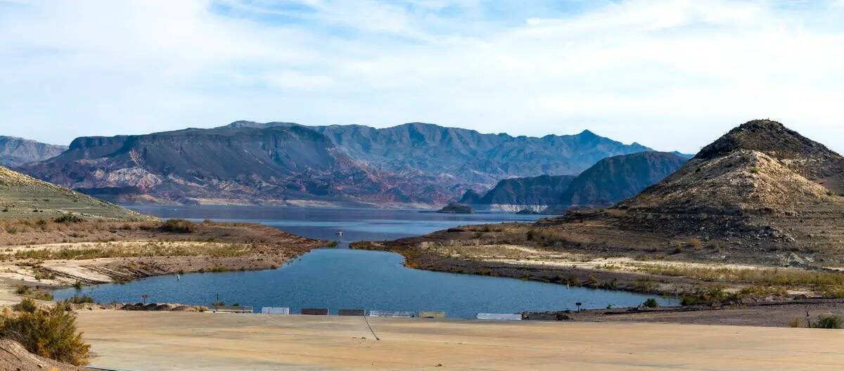 El agua vuelve a fluir en Boulder Harbor después de que la costa retrocediera dejándolo vací ...