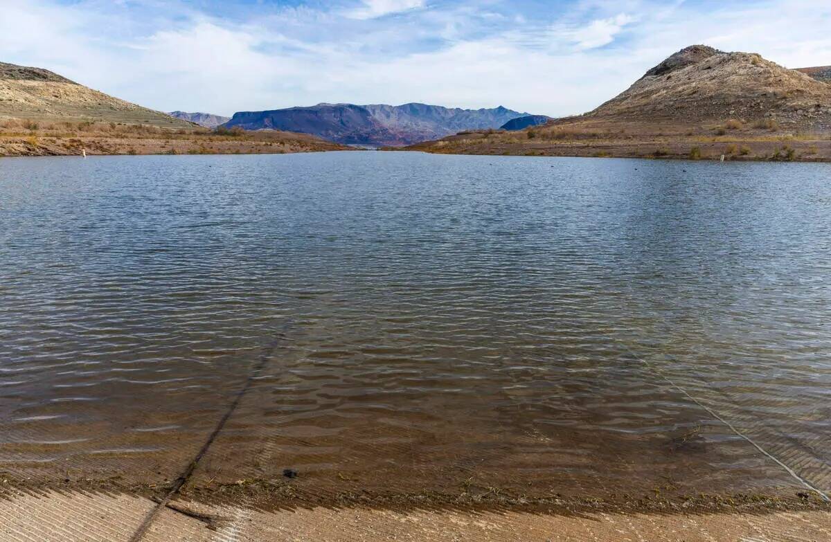 El agua vuelve a fluir en Boulder Harbor después de que la costa retrocediera dejándolo vací ...