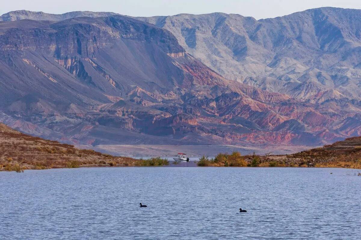 El agua vuelve a fluir en Boulder Harbor después de que la costa retrocediera dejándolo vací ...