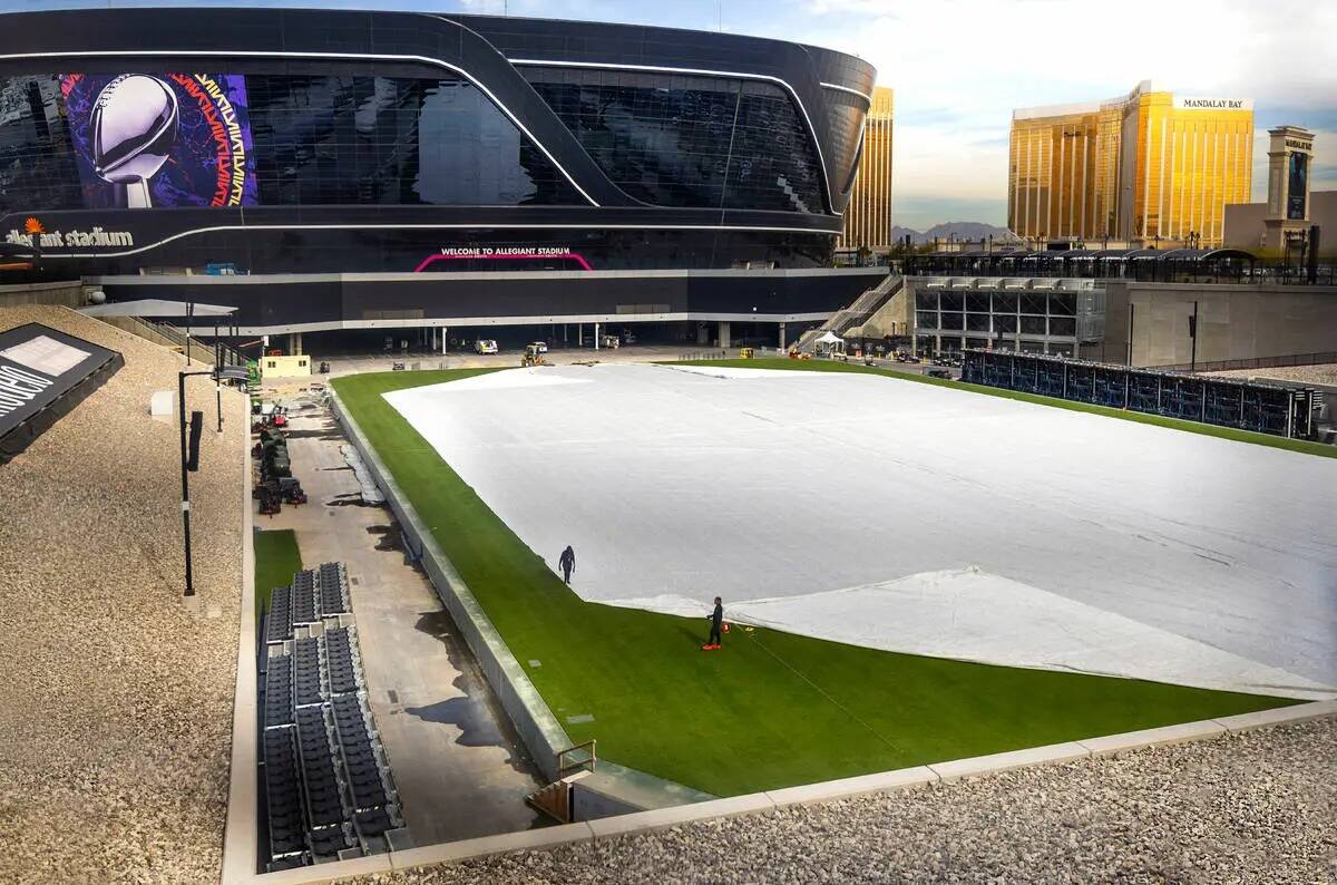 Se trabaja en el campo mientras continúan los preparativos para el Super Bowl en el Allegiant ...