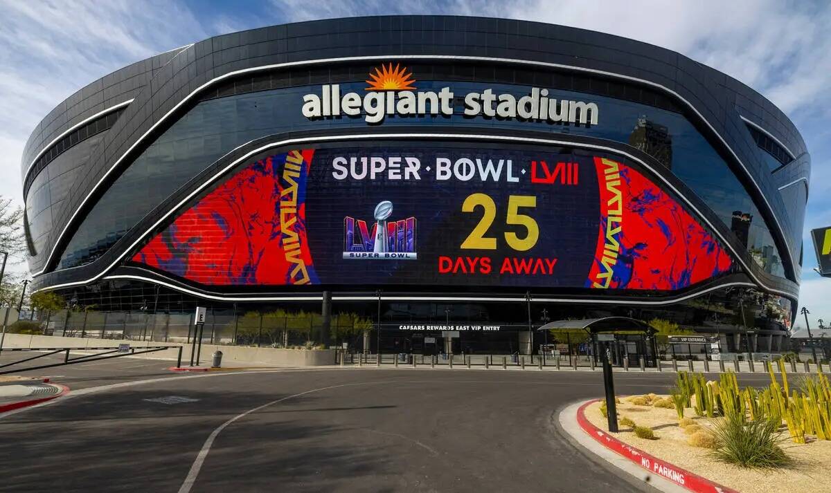 Se muestra un anuncio de la cuenta regresiva del Super Bowl en el Allegiant Stadium mientras co ...