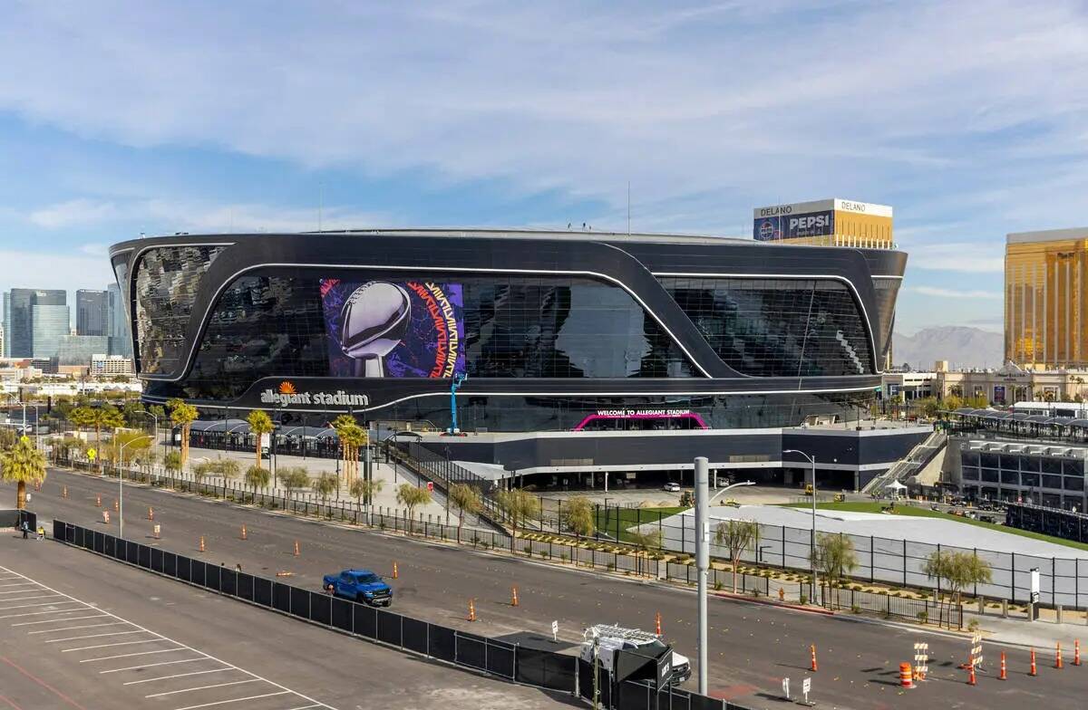 Se coloca una pancarta del Super Bowl en el Allegiant Stadium mientras continúan los preparati ...