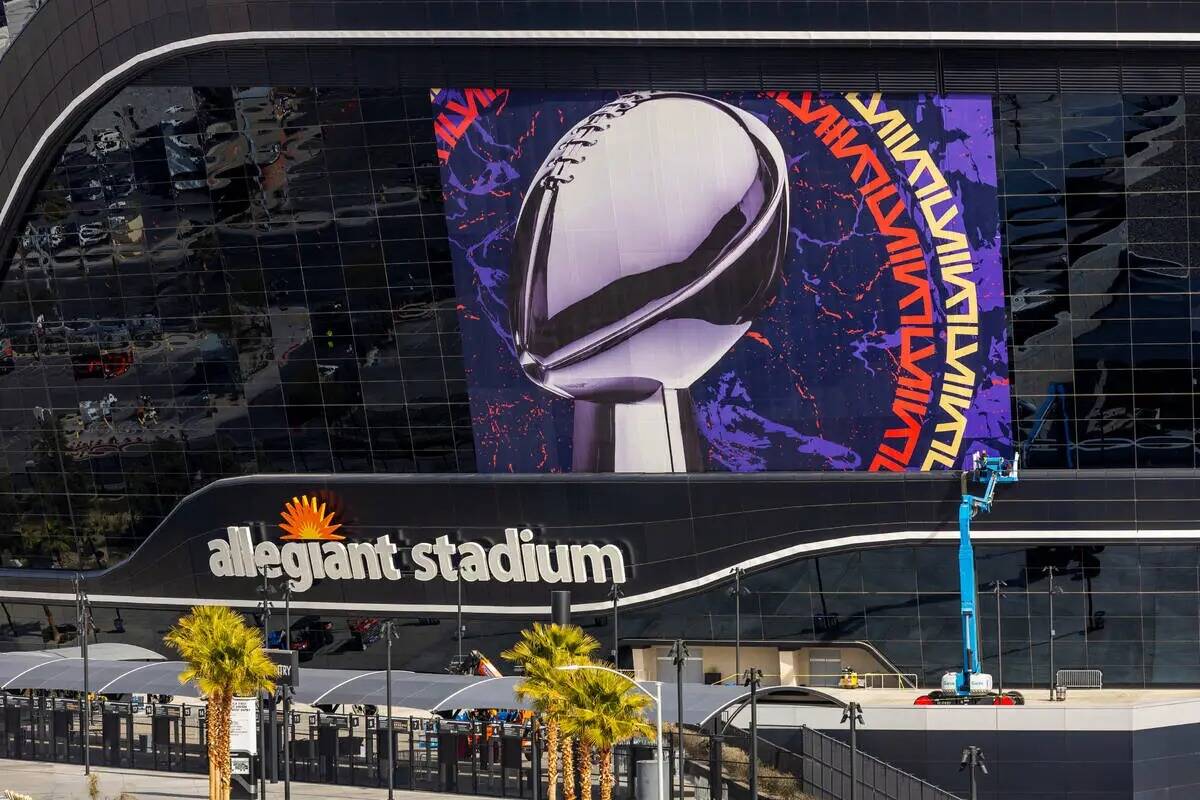 Se coloca una pancarta del Super Bowl en el Allegiant Stadium mientras continúan los preparati ...