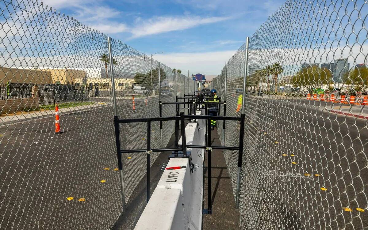 Se levanta una valla a lo largo de Polaris Avenue mientras continúan los preparativos para el ...