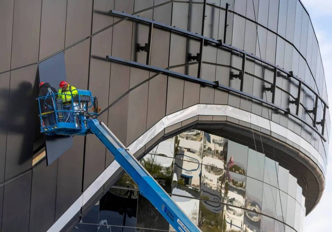 Un equipo trabaja en los paneles exteriores mientras continúan los preparativos para el Super ...