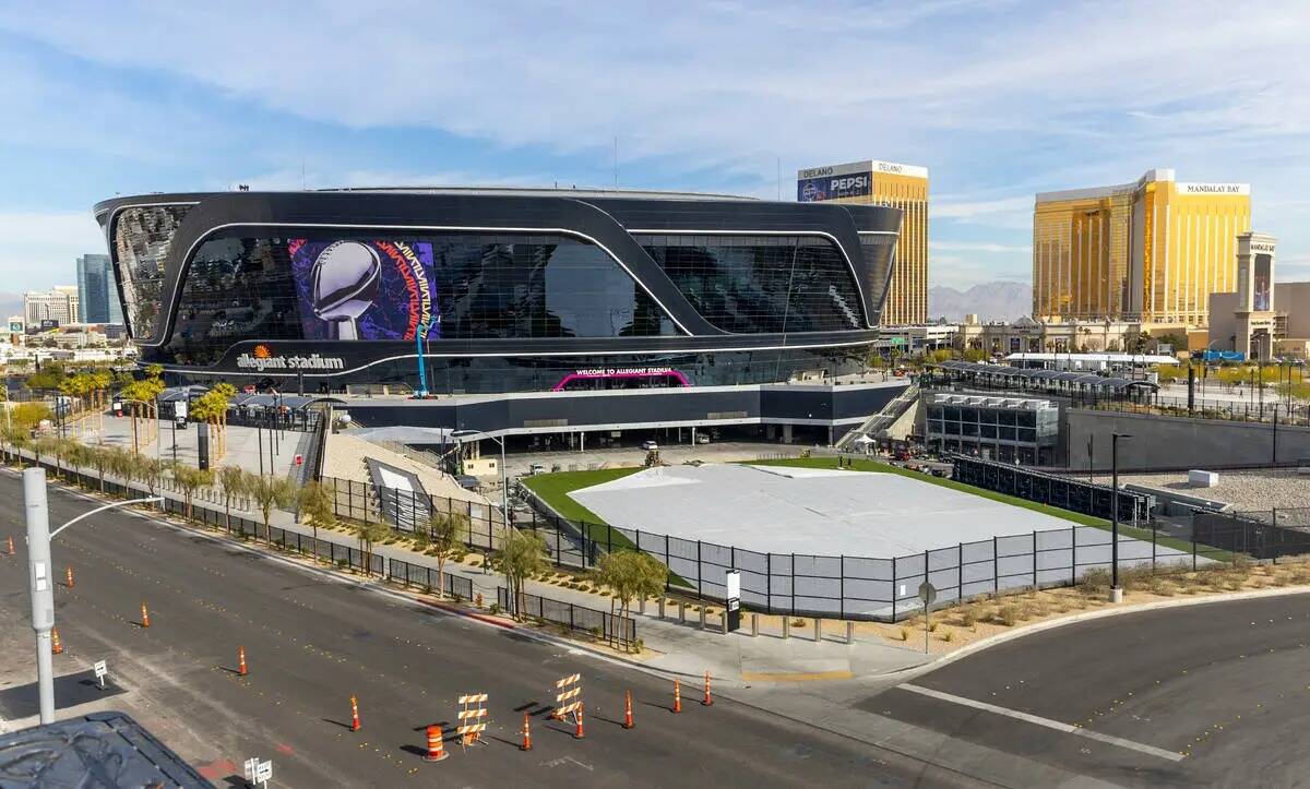 Se trabaja en el campo mientras continúan los preparativos para el Super Bowl en el Allegiant ...