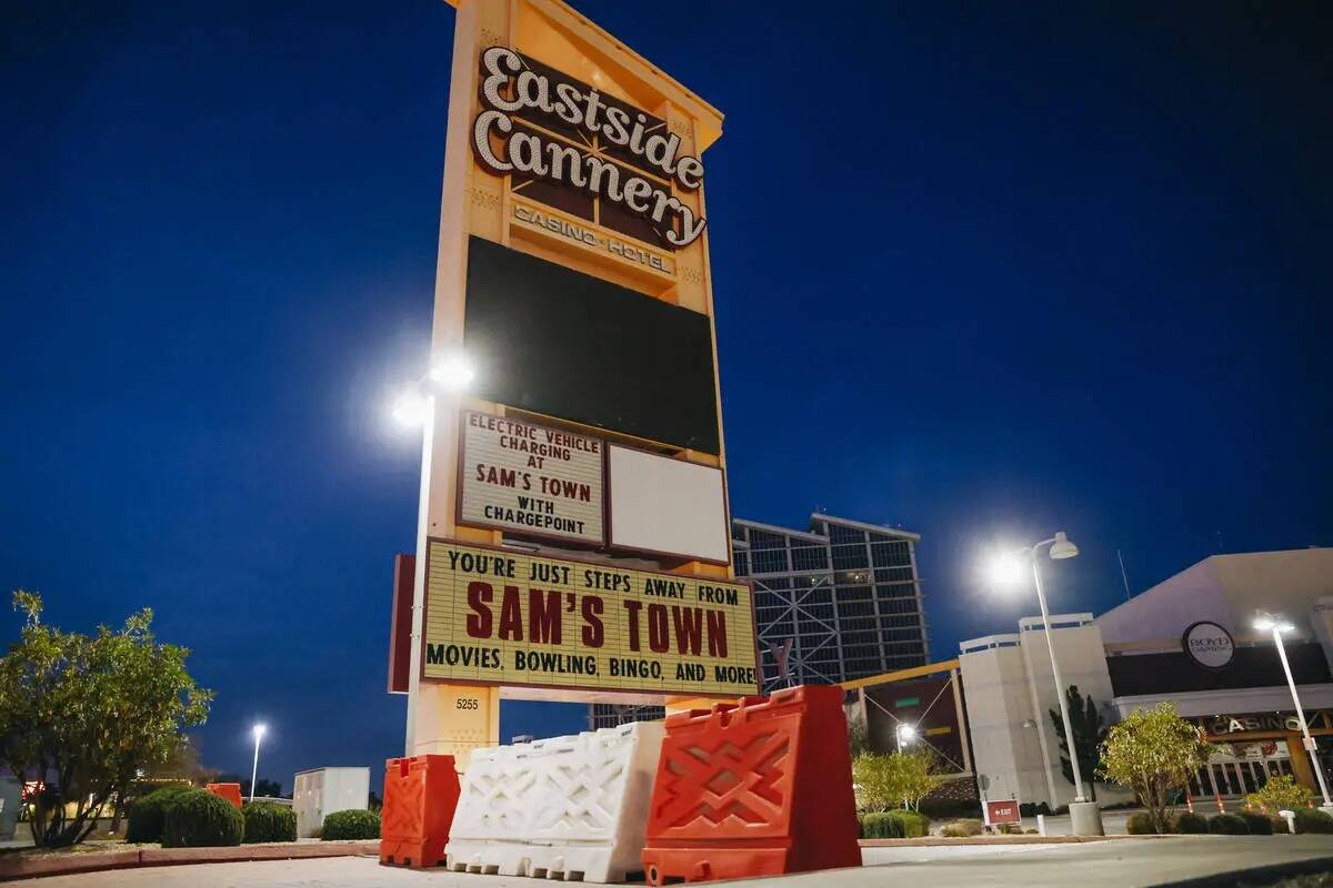 El estacionamiento del Eastside Cannery está bloqueado el jueves 18 de enero de 2024, en Las V ...