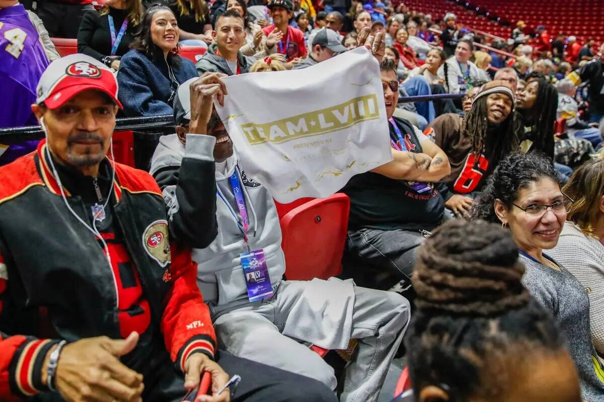 Julius Jackson, a la izquierda, anima a sus compañeros voluntarios mientras Ray Stewart sostie ...