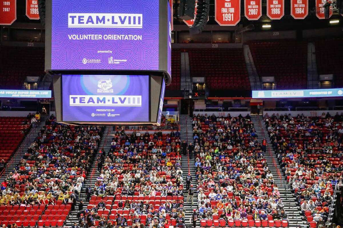 Cientos de voluntarios se reúnen en el Thomas & Mack Center para la orientación TEAM LV del C ...