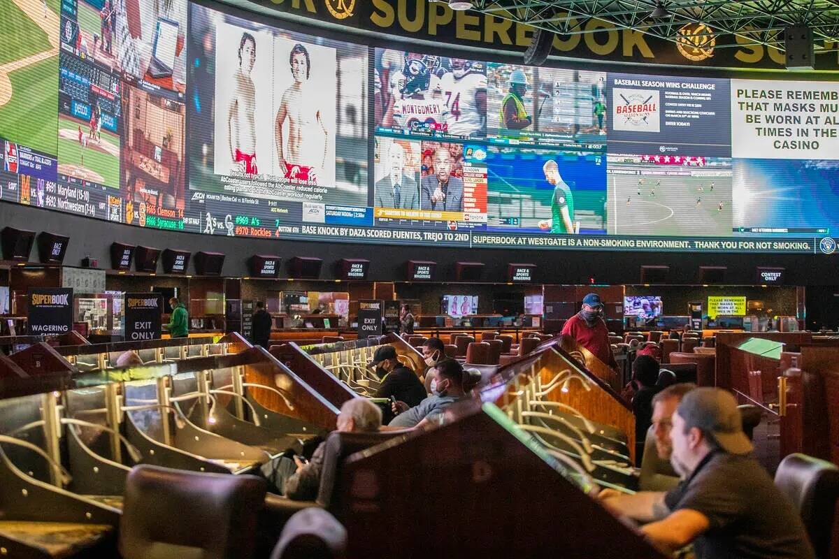 Los huéspedes miran las pantallas en las apuestas deportivas de Westgate en Las Vegas, el mié ...