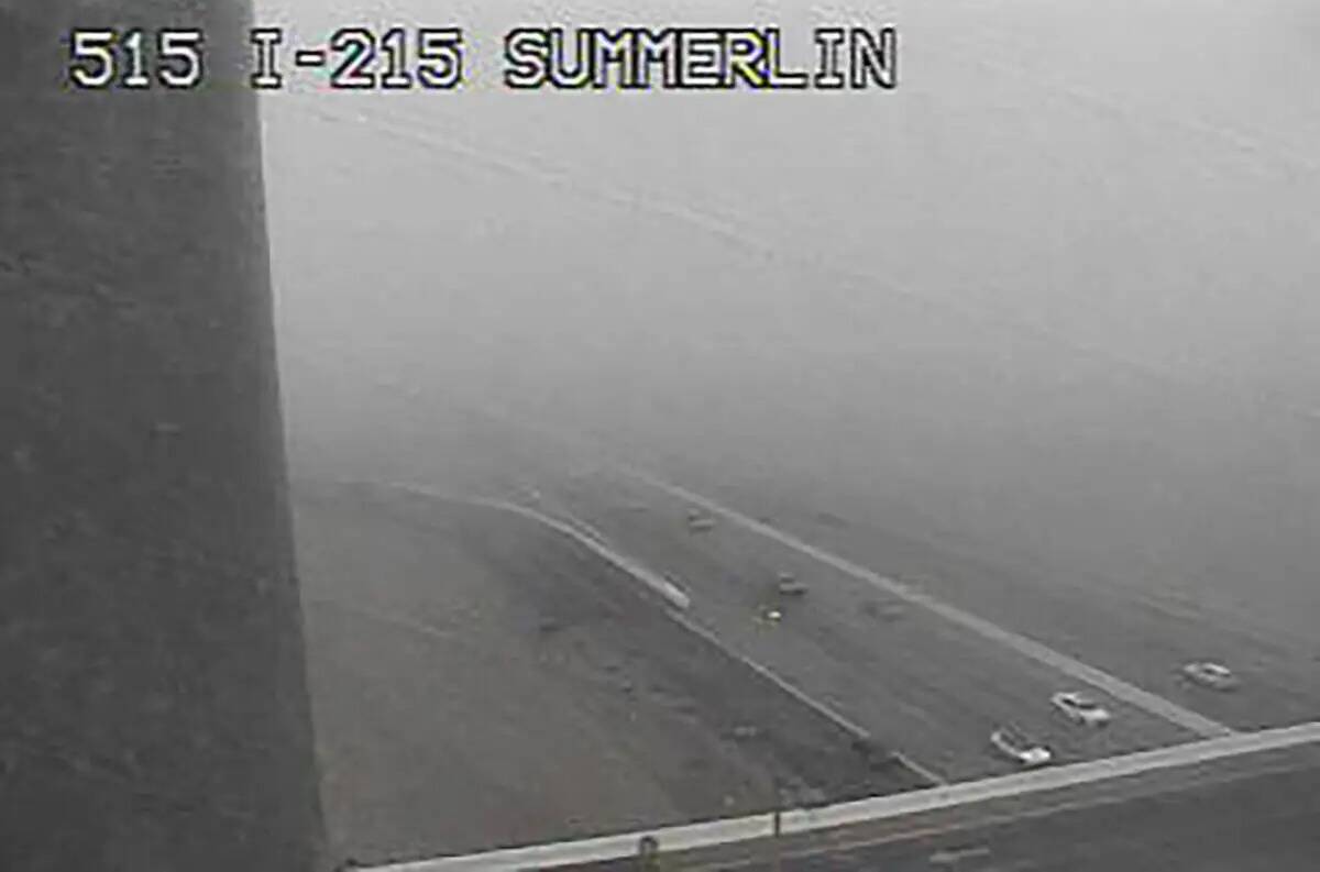 La niebla es un factor para los automovilistas en el 215 Beltway y Summerlin Parkway en el extr ...