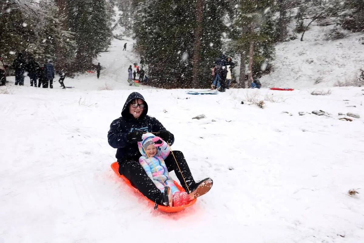 Ire-Lynn Rettinger, 2, juega con su hermano Aiden, 16, al lado de la carretera en Kyle Canyon e ...