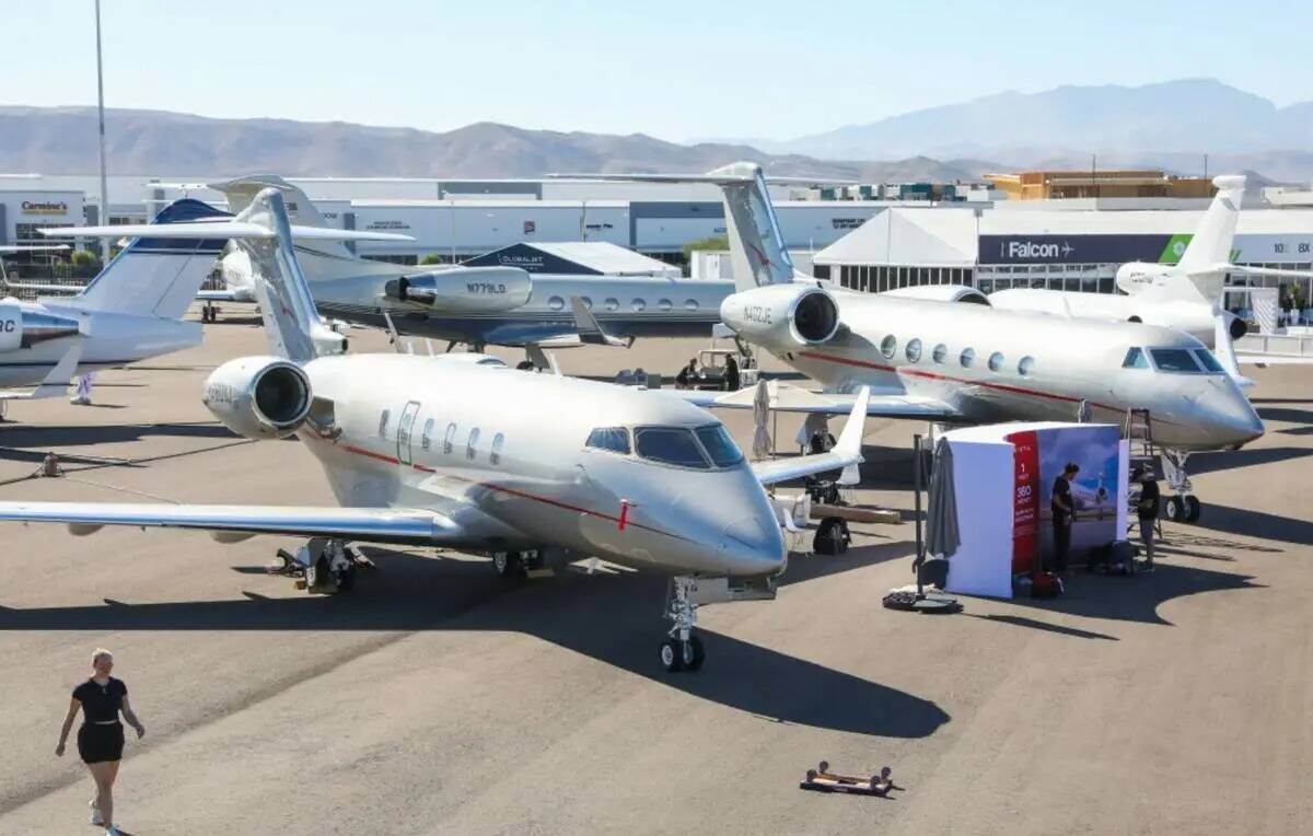 Aviones privados expuestos en la Convención y Exposición de Aviación de Negocios NBAA 2023 c ...