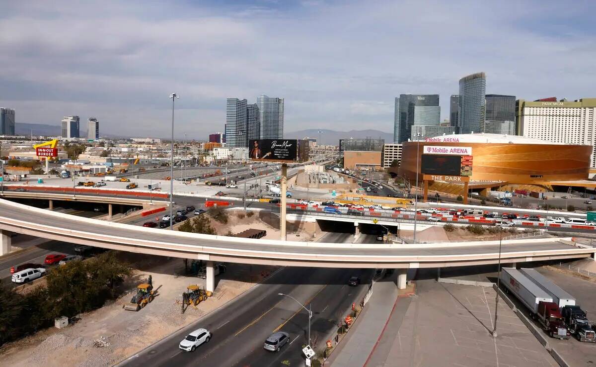 Se está construyendo el enlace I-15/Tropicana, el viernes 19 de enero de 2024, en Las Vegas. ( ...
