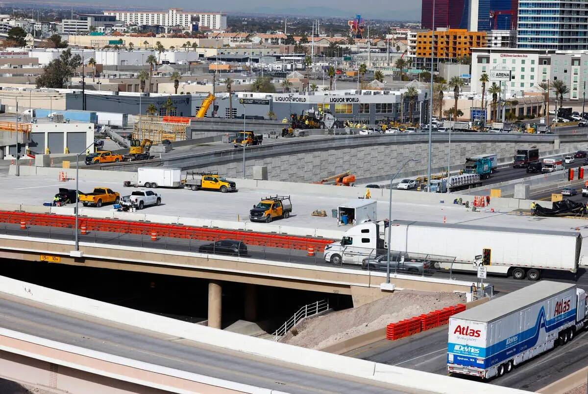 Se está construyendo el enlace I-15/Tropicana, el viernes 19 de enero de 2024, en Las Vegas. ( ...