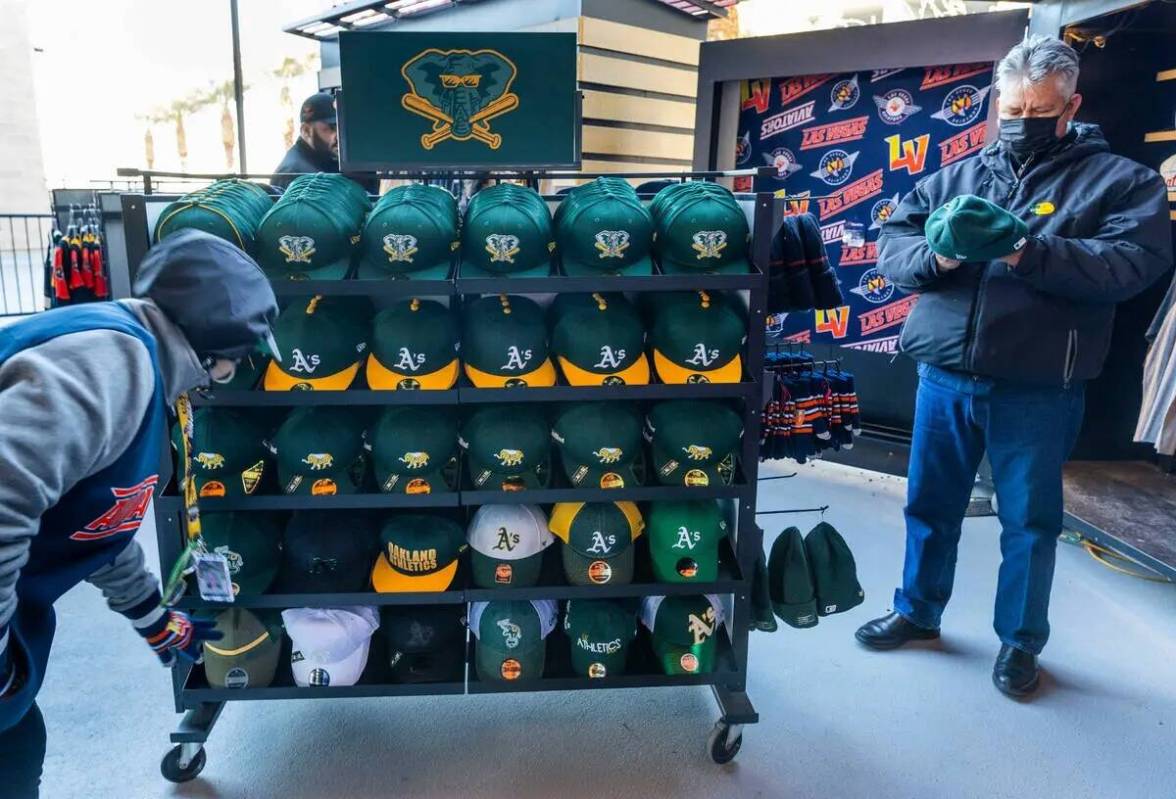 Mercancía de los Oakland A's a la venta para los fanáticos antes de la primera entrada de los ...