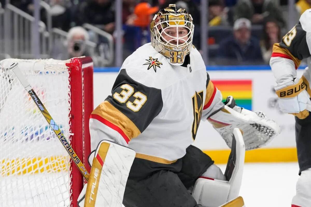 El portero de los Vegas Golden Knights, Adin Hill, protege la red durante el segundo periodo de ...