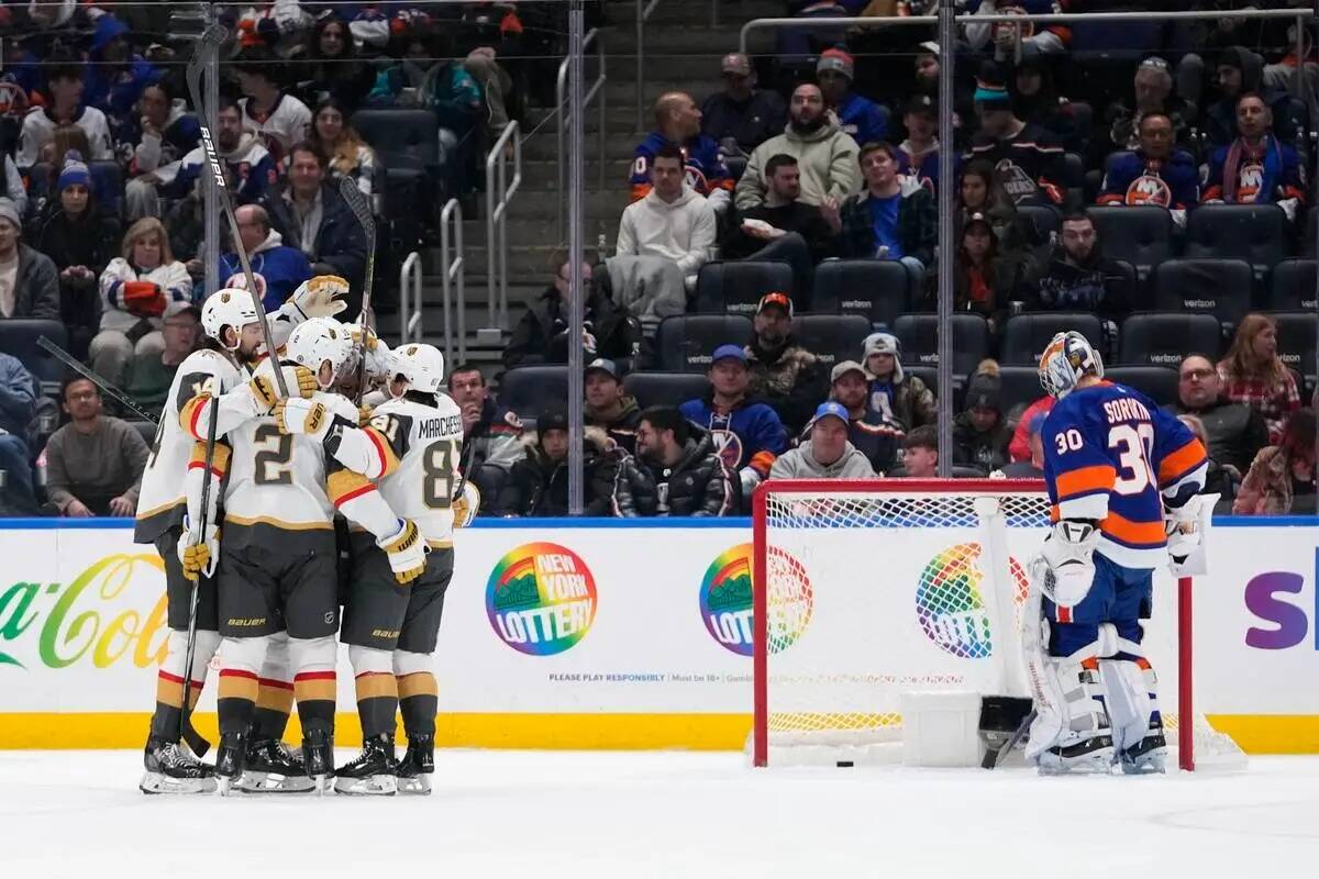 El portero de los New York Islanders Ilya Sorokin (30) hace una pausa mientras los Vegas Golden ...