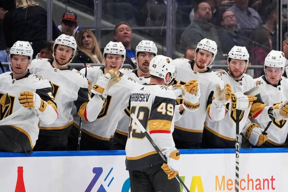 Ivan Barbashev (49) de los Vegas Golden Knights es felicitado por su gol contra los New York Is ...