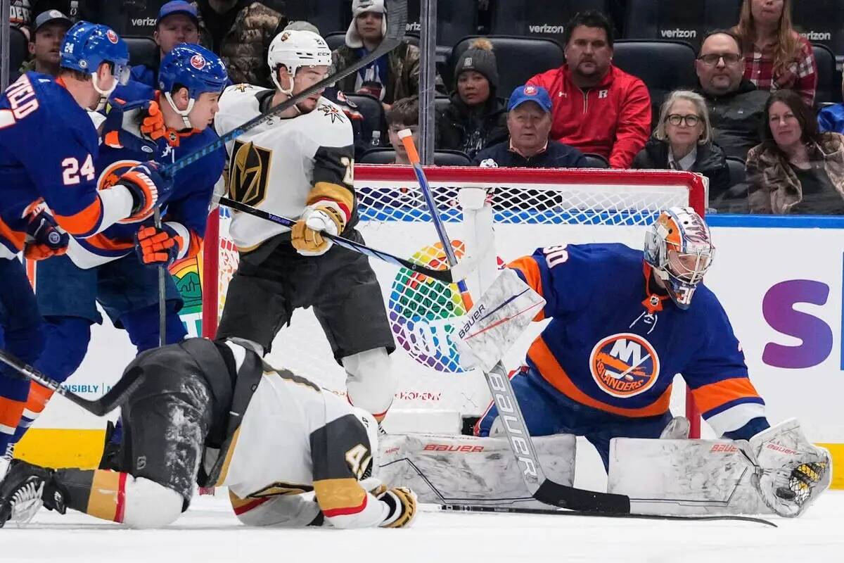 El portero de los New York Islanders Ilya Sorokin (30) detiene un disparo durante el segundo pe ...