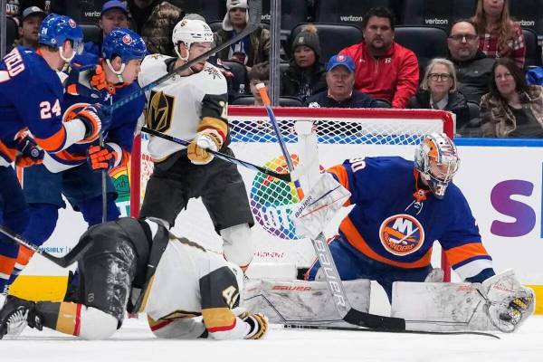El portero de los New York Islanders Ilya Sorokin (30) detiene un disparo durante el segundo pe ...