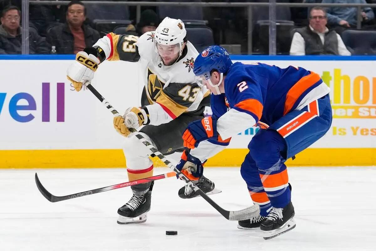Mike Reilly (2) de los New York Islanders defiende contra Paul Cotter (43) de los Vegas Golden ...