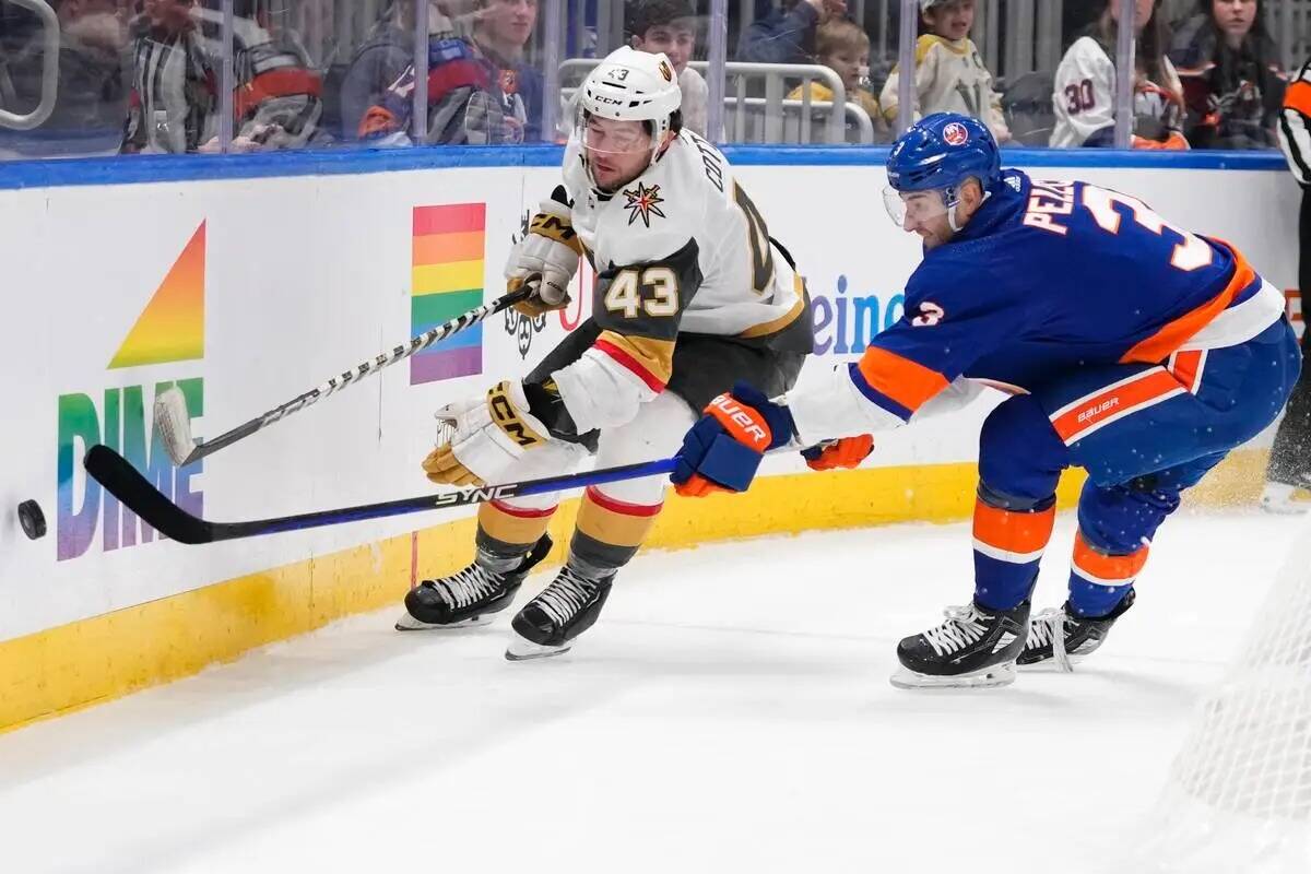 Adam Pelech (3) de los New York Islanders y Paul Cotter (43) de los Vegas Golden Knights buscan ...