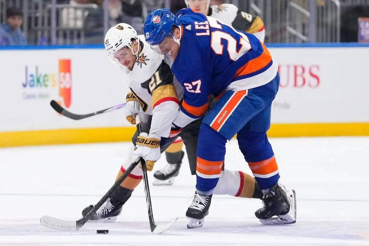 Anders Lee (27) de los New York Islanders compite por el control del puck contra Brett Howden ( ...