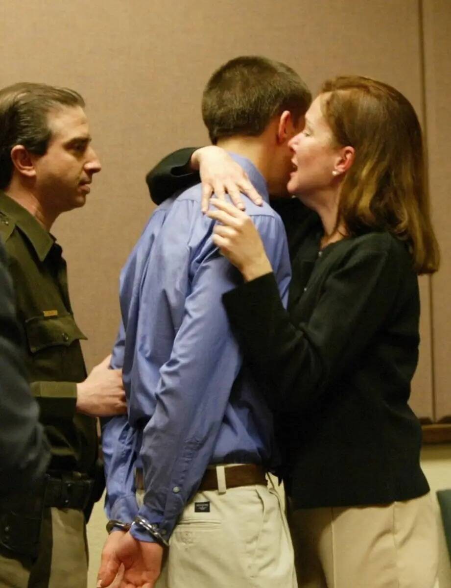 Sean Larimer es consolado por su madre Susan Larimer mientras es puesto bajo custodia el lunes, ...