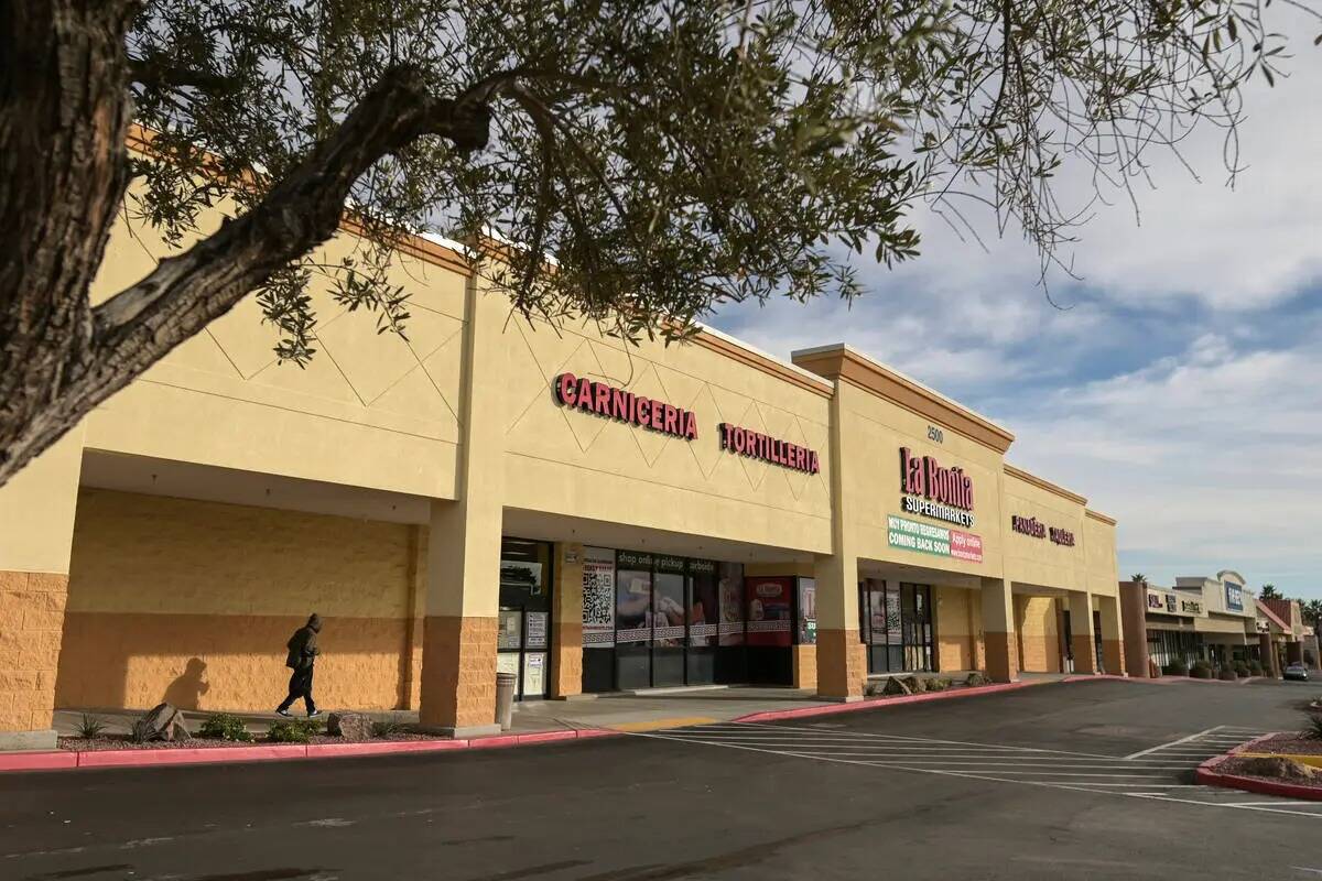 El supermercado La Bonita ubicado en el Francisco Center en Desert Inn Road y Eastern Avenue se ...