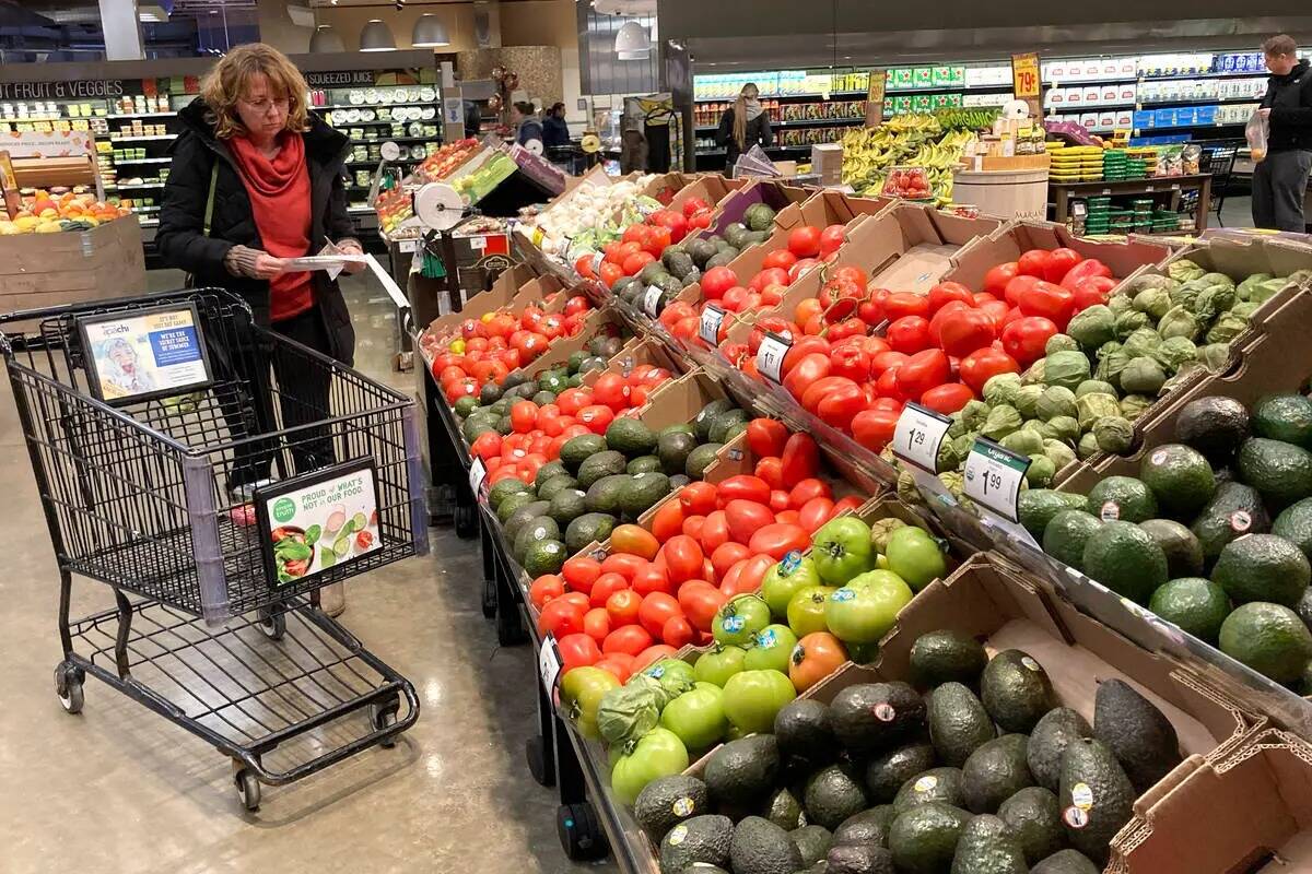 Compradores en una tienda de comestibles en esta foto de archivo de AP. (AP Photo/Nam Y. Huh, A ...