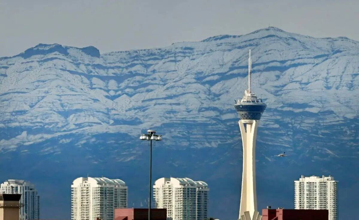 Montañas cubiertas de nieve se ven detrás de The Strat, miércoles, 1 de marzo de 2023, en La ...