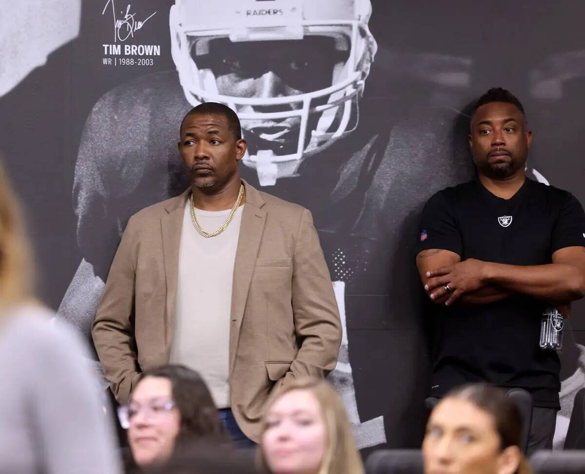 El coordinador defensivo de los Raiders Patrick Graham, izquierda, observa durante una conferen ...