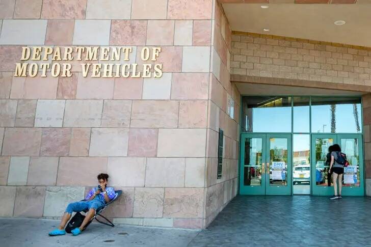 Las personas esperan fuera de la oficina del Departamento de Vehículos Motorizados de Nevada e ...