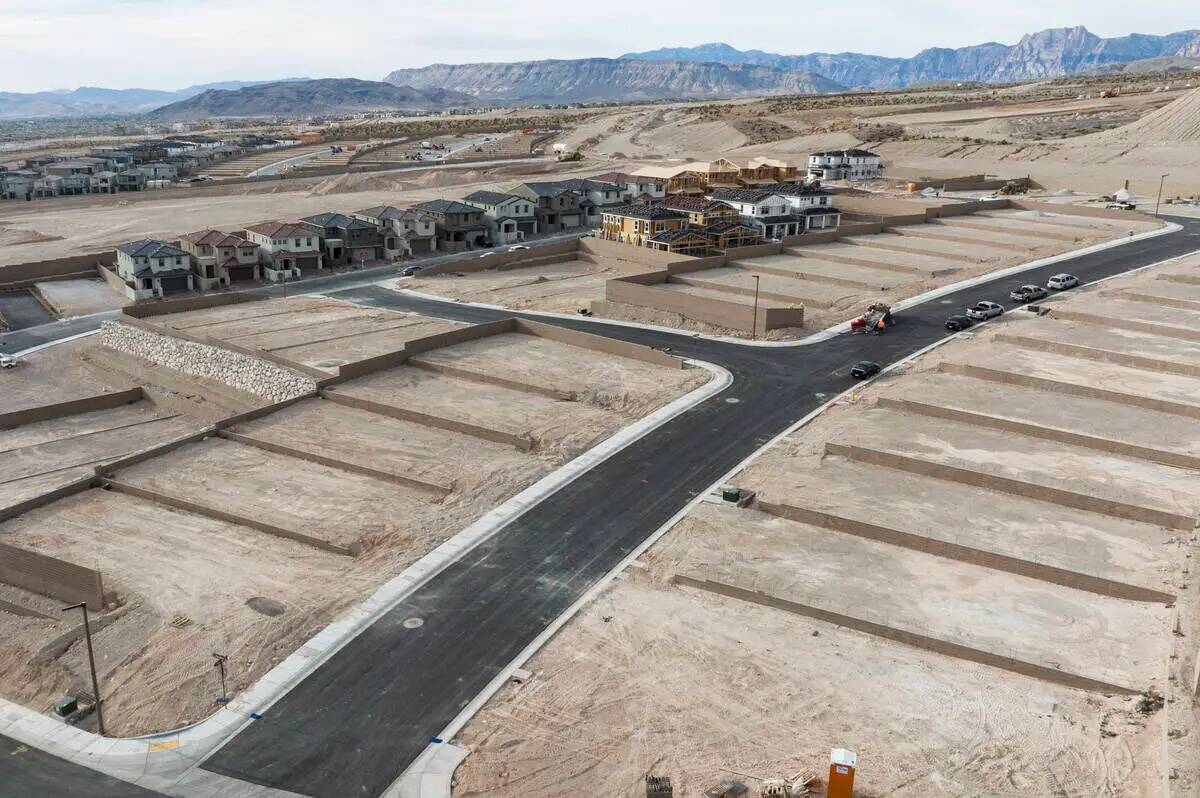 Se está construyendo una nueva urbanización en la zona oeste de Summerlin, cerca de Lake Mead ...