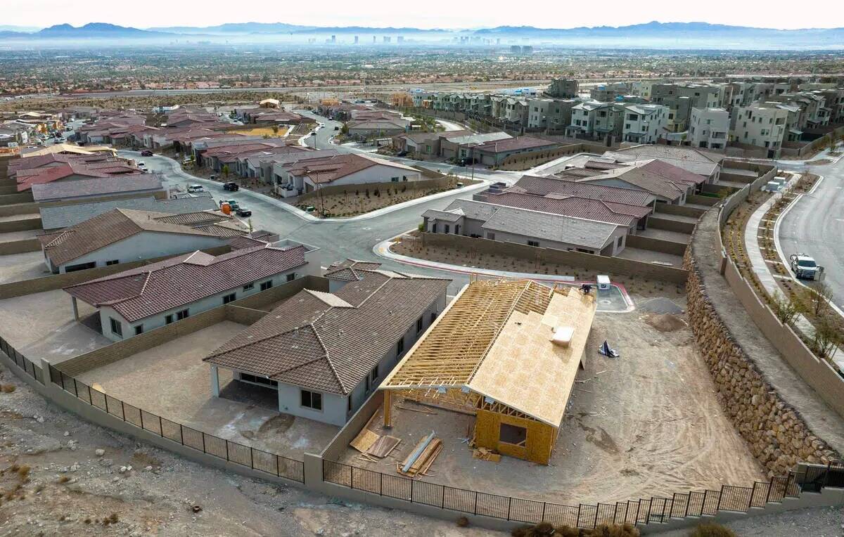 Se está construyendo una nueva urbanización en la zona oeste de Summerlin, cerca de Lake Mead ...
