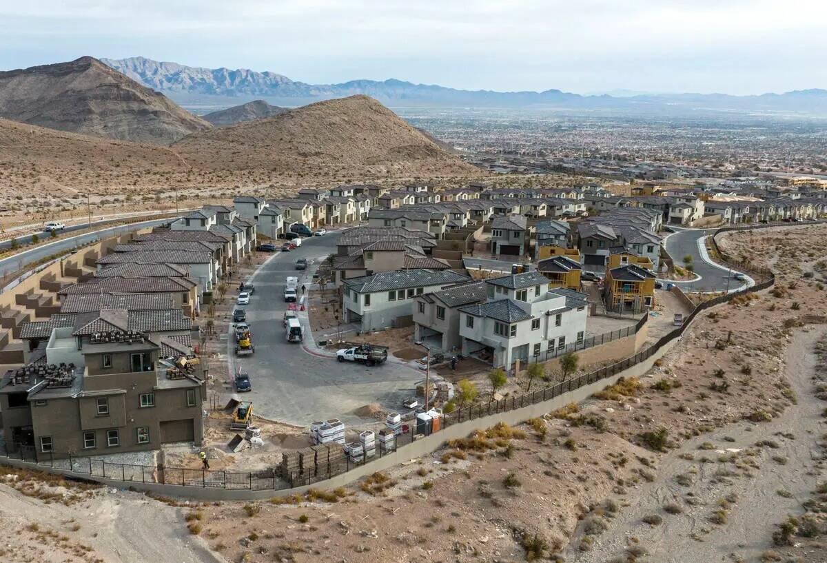 Se está construyendo una nueva urbanización en la comunidad de Crested Canyon, en la zona oes ...