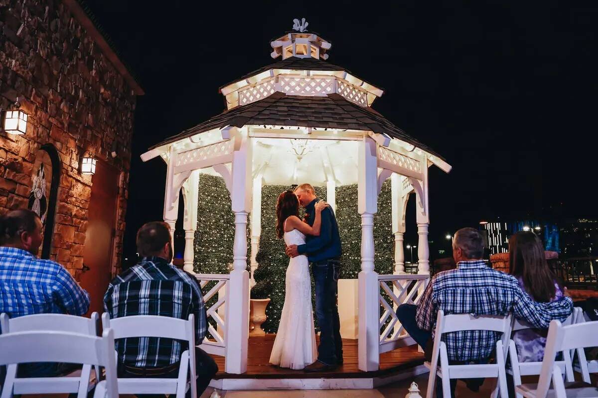 Kendra Smith, a la izquierda, besa a Kent Hagerman durante su ceremonia de boda en Vegas Weddin ...