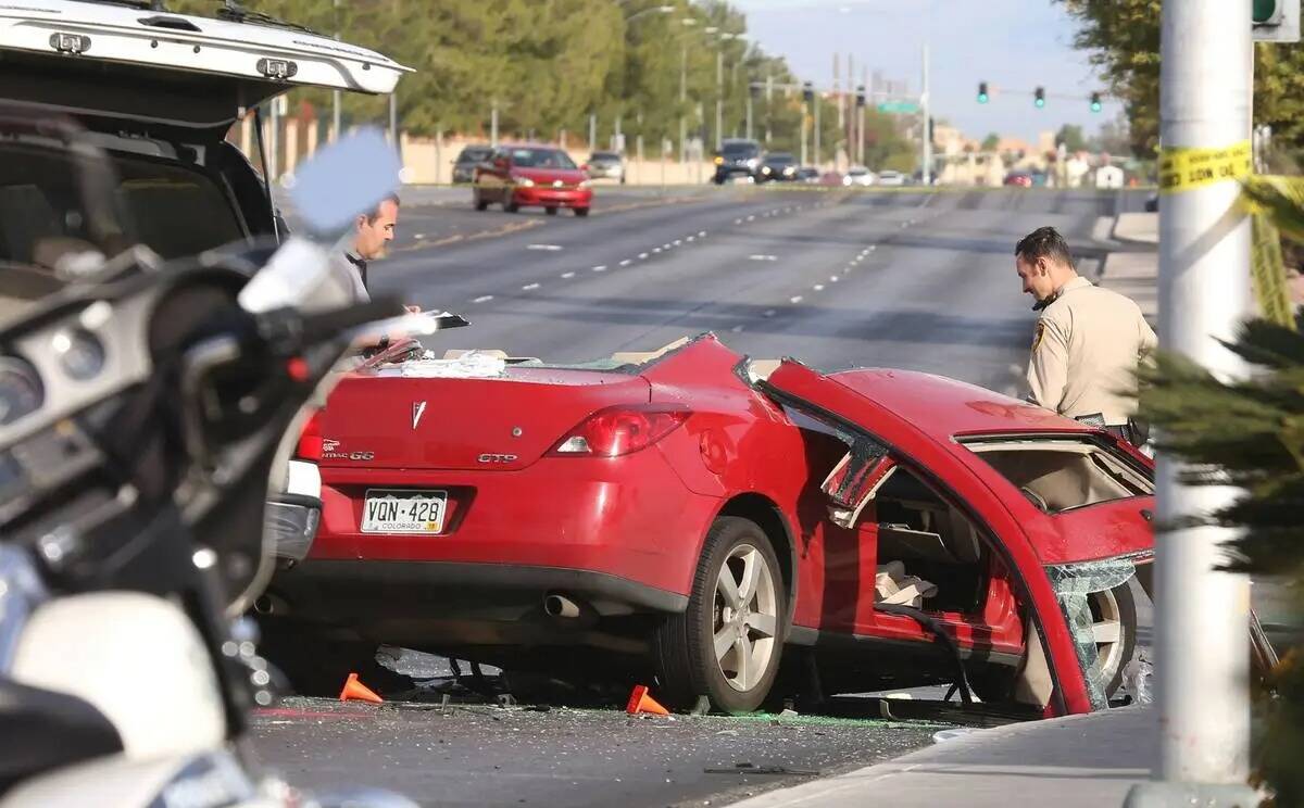 La policía de Las Vegas investiga un choque en Sahara Avenue y Durango Drive en noviembre de 2 ...
