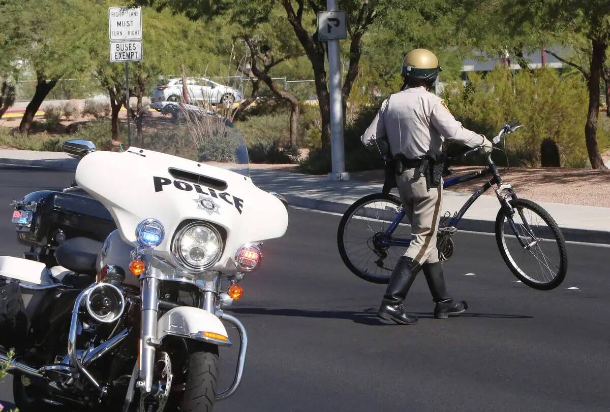 Un agente de La Policía Metropolitana retira una bicicleta de una escena de un accidente en oc ...
