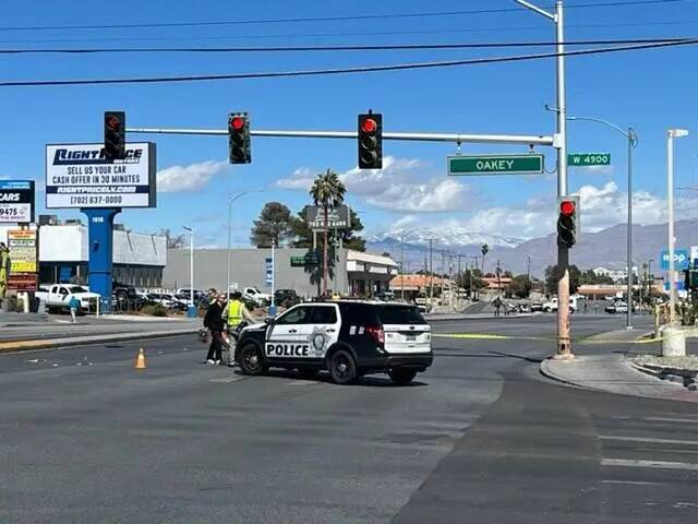 La policía de Las Vegas investiga la escena de un accidente en Decatur Boulevard en Oakey Boul ...