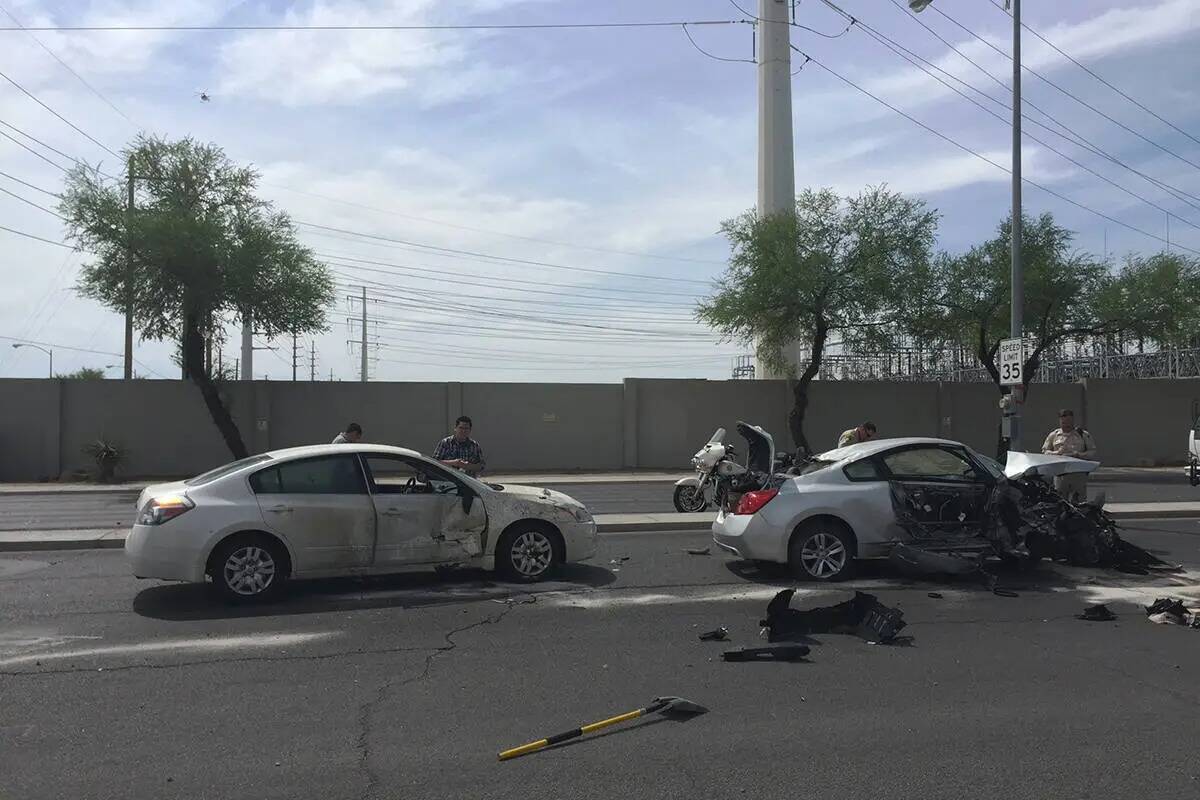 La policía de Las Vegas investiga un accidente en Sahara Avenue en Sloan Lane en marzo de 2015 ...