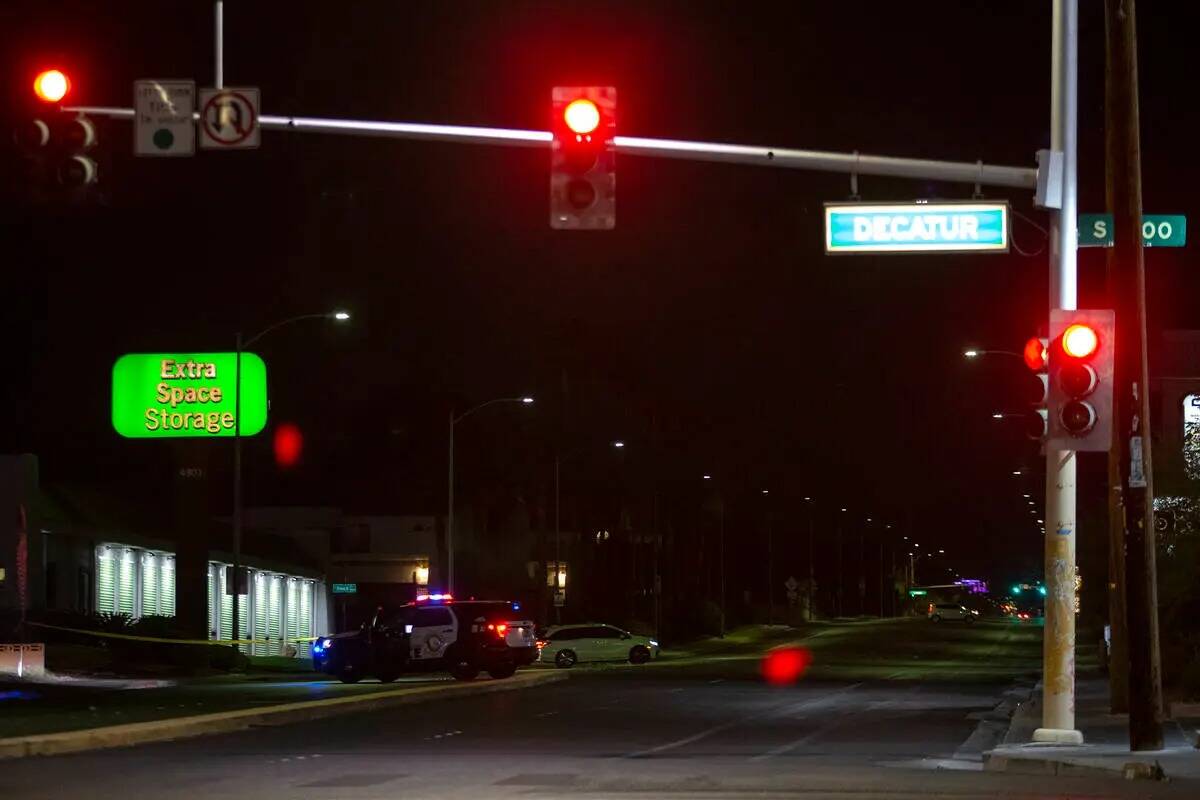 La escena de un choque en la intersección de South Decatur y West Oakey Boulevards en 2022 en ...