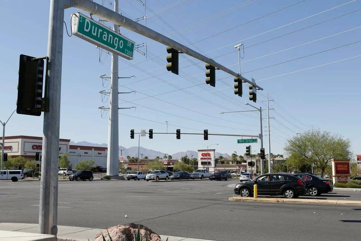 La intersección de Warm Springs Road y Durango Drive. (Bizuayehu Tesfaye/Las Vegas Review-Journal)
