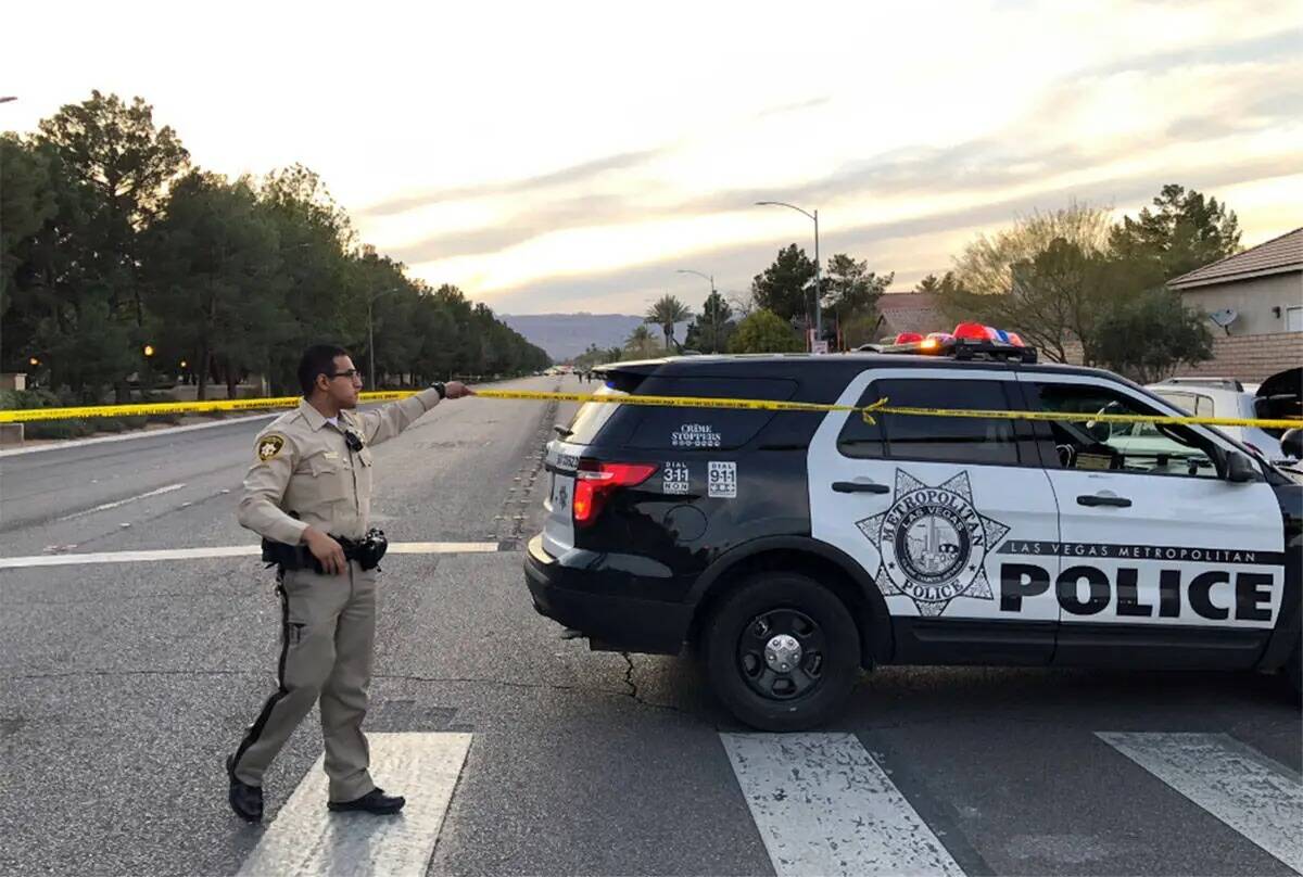 La policía asegura la escena de un accidente mortal en Tropicana Avenue y Buffalo Drive en Las ...