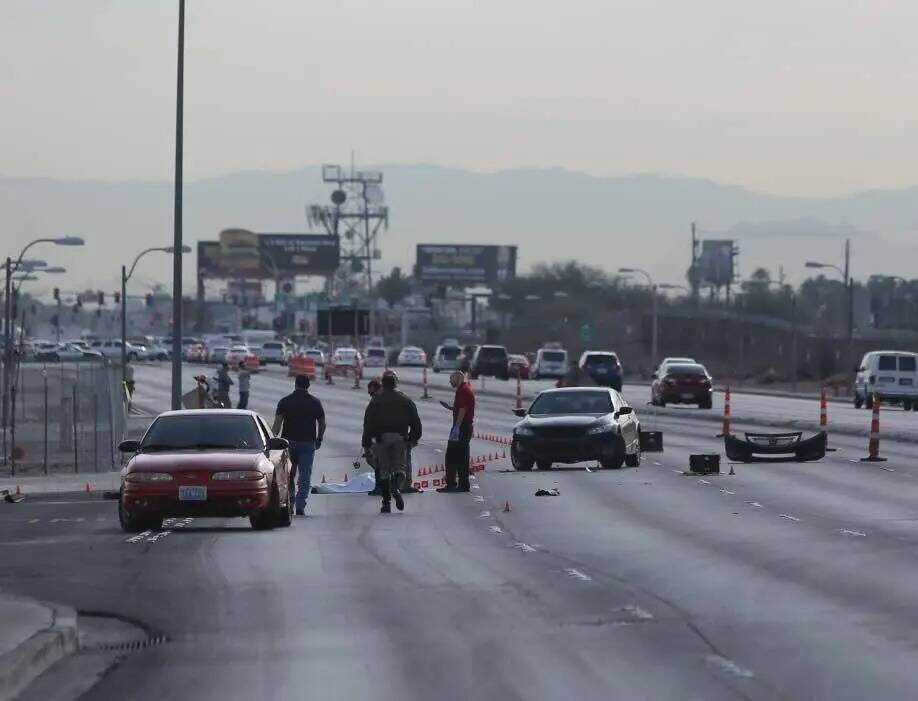 La policía de Las Vegas investiga un accidente mortal en Tropicana Avenue en Koval Lane en mar ...