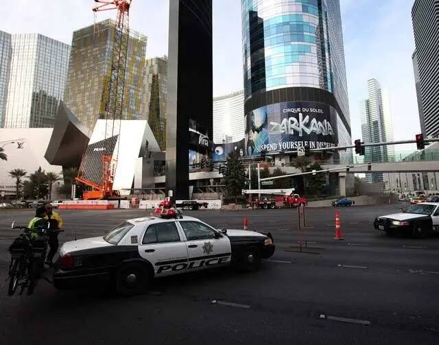 La policía de Las Vegas bloquea Las Vegas Boulevard en Harmon Avenue mientras investiga un acc ...