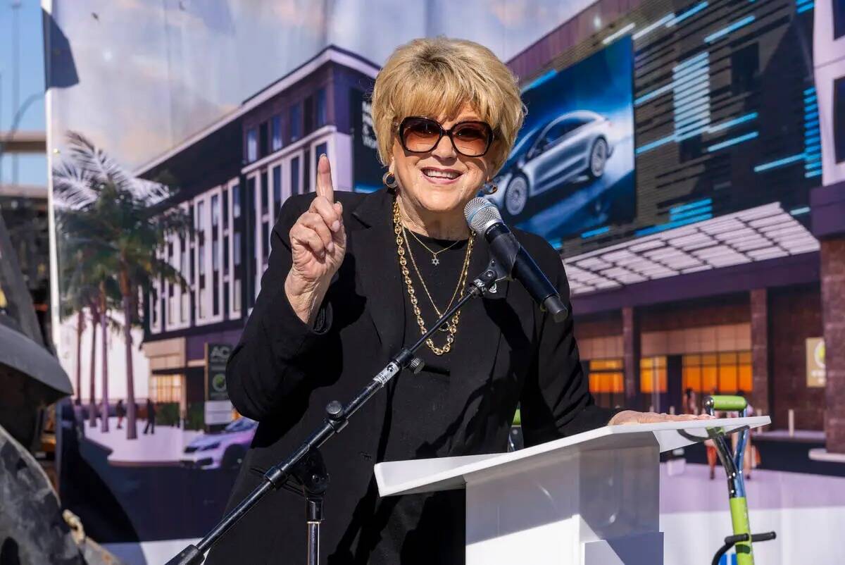 La alcaldesa Carolyn Goodman habla sobre el hotel AC/Element Symphony Park durante el acto de c ...