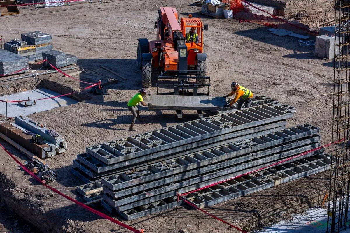 Un equipo de construcción trabaja en la construcción de dos hoteles durante el acto de coloca ...